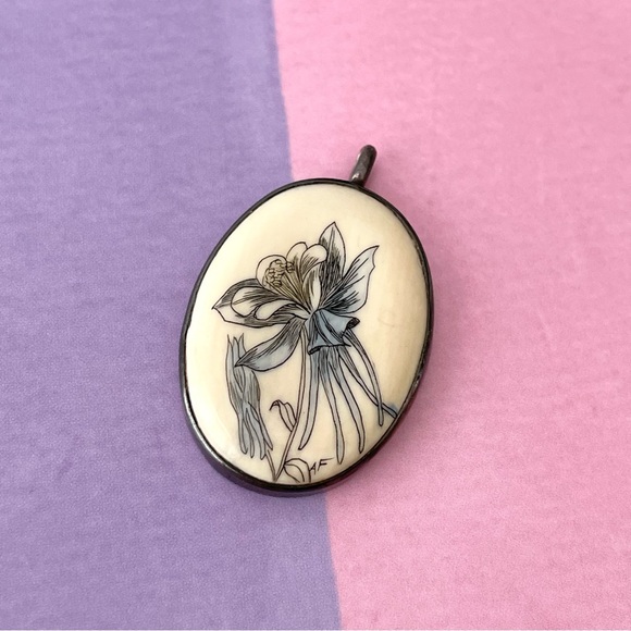 Vintage signed scrimshaw style pendant columbine flower silver plate? - Picture 2 of 10
